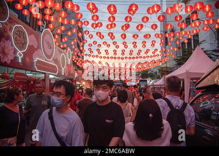 Bangkok, Thailand. 21st Jan, 2023. People seen walking along the Yaowarat road during the Lunar new year celebration at Bangkok's Chinatown. Credit: SOPA Images Limited/Alamy Live News Stock Photo