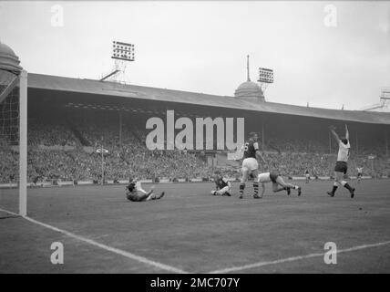 Photo Signée Bobby Smith Tottenham - Autographe 1962, Certification Privée, Football UK