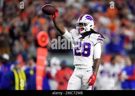 KANSAS CITY, MO - OCTOBER 16: Buffalo Bills running back James Cook (28)  catches a ball before an NFL game between the Buffalo Bills and Kansas City  Chiefs on October 16, 2022