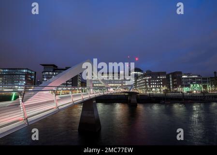 Night picture of the Tradeston (Squiggly) Bridge over the River Clyde, Glasgow, Scotland Stock Photo