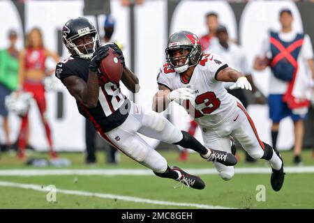 Atlanta Falcons wide receiver Jared Bernhardt (83) runs with the ball  against the New York Jets