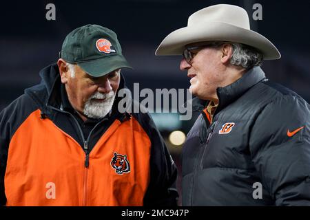 Former Cincinnati Bengals players Tim Krumrie, right, and Max Montoya speak  during the Super Bowl LVI Opening Night Fan Rally Monday, Feb. 7, 2022, in  Cincinnati. (AP Photo/Jeff Dean Stock Photo - Alamy