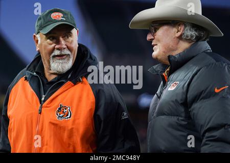 Former Cincinnati Bengals players Tim Krumrie, right, and Max