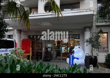 Teen girls in Neuilly-sur-Seine