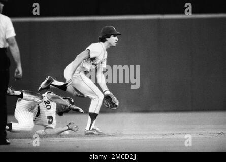 1980s MIKE SCHMIDT NUMBER 20 BATTING PHILLIES AND CHICAGO CUBS BASEBALL  GAME VETERAN'S STADIUM PHILADELPHIA PA USA Stock Photo - Alamy