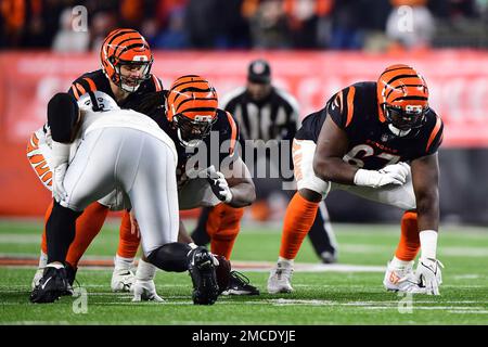 Cincinnati, Ohio, USA. 10th Oct, 2021. Cincinnati Bengals guard Quinton  Spain (67) pleads with umpire Tony Michalek (115) after being penalise for  holding at the NFL football game between the Green Bay