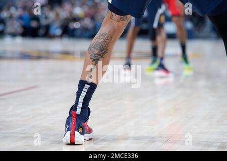 🖖 @aarongordon showing off some of his newer tattoos pregame to the game  last night. Gordon added a hand holding up west coast on his knee,…