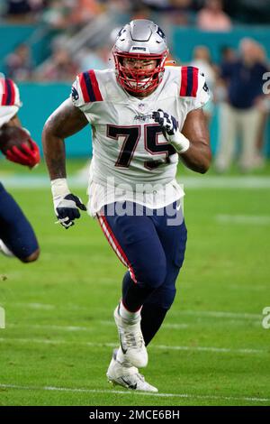 Philadelphia, PA, USA. 19th Aug, 2021. New England Patriots offensive  linemen JUSTIN HERRON (75) takes the field during a time out in the mist of  a preseason game between the New England