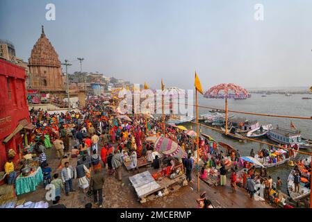 Varanasi, India. 21st Jan, 2023. Hindu devotees gather to take a holy dip at the Ganges River, on the auspicious bathing day of 'Mauni Amavasya' during the annual religious 'Magh Mela' festival. Credit: SOPA Images Limited/Alamy Live News Stock Photo