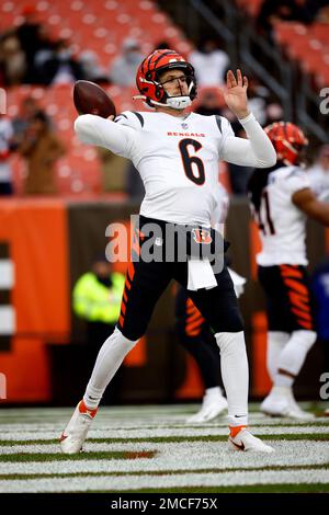 Jake Browning of the Cincinnati Bengals warms up before a game News  Photo - Getty Images