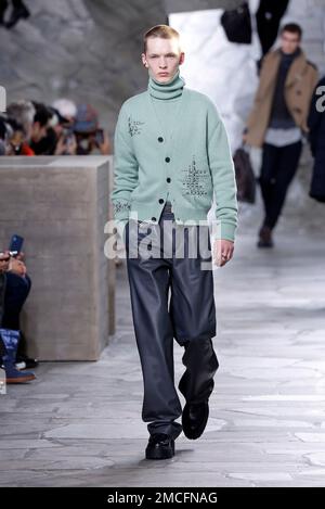 Paris, France. 21st Jan, 2023. A model presents a creation from the Fall/Winter 2023-2024 Men's collection of Hermes during the Paris Fashion Week in Paris, France, on Jan. 21, 2023. Credit: Piero Biasion/Xinhua/Alamy Live News Stock Photo