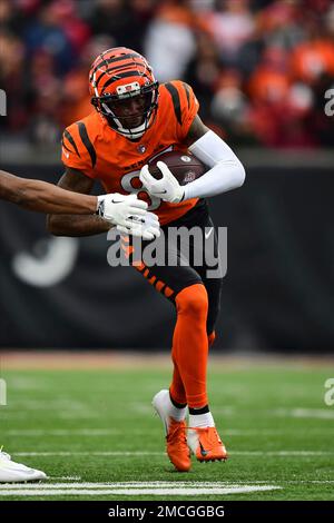 Cincinnati Bengals wide receiver Tee Higgins (85) carries the ball during  an NFL football game against the Baltimore Ravens, Sunday, Dec. 26, 2021,  in Cincinnati. (AP Photo/Emilee Chinn Stock Photo - Alamy