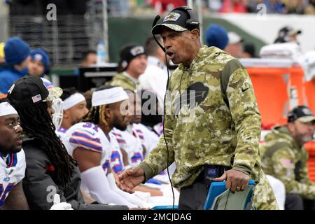 Bills coordinator Leslie Frazier helps young coaches advance