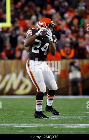 Cleveland Browns running back Nick Chubb (24) catches a pass