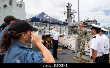PEARL HARBOR (July 6, 2022) Commander United States Navy Third Fleet, U.S. Navy Vice Adm. Michael Boyel and staff are welcomed to Royal Canadian Navy frigate HMCS Winnipeg (FFH 338) by Winnipeg's Commanding Officer Cmdr. Annick Fortin, Executive Officer Lt.-Cmdr. James Ashlstrom and HMCS Winnipeg Coxswain Chief Petty Officer 1st Class Sue Frisby in Pearl Harbor, Hawaii on July 6. Twenty-six nations, 38 ships, four submarines, more than 170 aircraft and 25,000 personnel are participating in RIMPAC from June 29- Aug. 4 in and around the Hawaiian Islands and Southern California. The world’s large Stock Photo