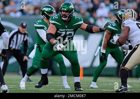 New York Jets guard Laurent Duvernay-Tardif (72) bloacks during an