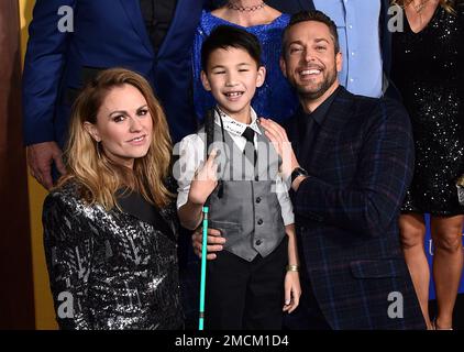 Los Angeles, CA. 15th Dec, 2021. Zachary Levi, Anna Paquin, Brenda Warner, Kurt  Warner at arrivals for AMERICAN UNDERDOG Premiere, TCL Chinese Theatre, Los  Angeles, CA December 15, 2021. Credit: Priscilla Grant/Everett