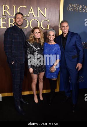 Los Angeles, CA. 15th Dec, 2021. Zachary Levi, Anna Paquin, Brenda Warner, Kurt  Warner at arrivals for AMERICAN UNDERDOG Premiere, TCL Chinese Theatre, Los  Angeles, CA December 15, 2021. Credit: Priscilla Grant/Everett