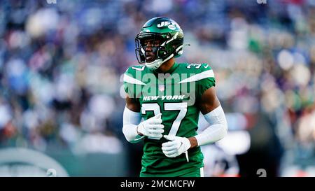 Atlanta Falcons tight end Kyle Pitts (8) outruns New York Jets cornerback  Bryce Hall (37) during an NFL International Series game at Tottenham  Hotspur Stock Photo - Alamy