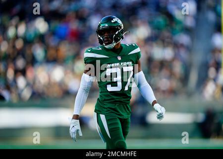 Atlanta Falcons tight end Kyle Pitts (8) outruns New York Jets cornerback  Bryce Hall (37) during an NFL International Series game at Tottenham  Hotspur Stock Photo - Alamy