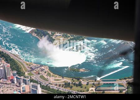 U.S. Army Soldiers assigned to 10th CAB conduct a training flight in Upstate New York July 08, 2022. Along the way, the aircrew flew over Niagara Falls, Ny. Stock Photo