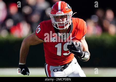 FILE - Georgia tight end Brock Bowers (19) makes a touchdown catch