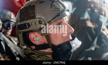 SAN DIEGO (July 8, 2022) U.S. Navy aircrewmen assigned to Helicopter Sea Combat Squadron (HSC) 21, Explosive Ordnance Disposal technicians and U.S. Marines participate in a recovery exercise during Rim of the Pacific (RIMPAC) 2022 in Southern California. Twenty-six nations, 38 ships, four submarines, more than 170 aircraft and 25,000 personnel are participating in RIMPAC from June 29 to Aug. 4 in and around the Hawaiian Islands and Southern California. The world's largest international maritime exercise, RIMPAC provides a unique training opportunity while fostering and sustaining cooperative r Stock Photo