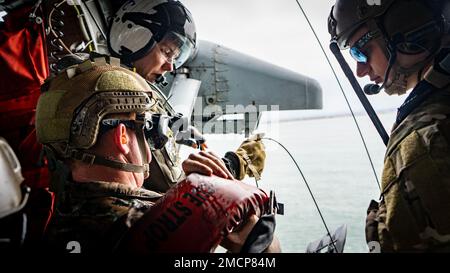 SAN DIEGO (July 8, 2022) U.S. Navy aircrewmen assigned to Helicopter Sea Combat Squadron (HSC) 21, Explosive Ordnance Disposal technicians and U.S. Marines participate in a recovery exercise during Rim of the Pacific (RIMPAC) 2022 in Southern California. Twenty-six nations, 38 ships, four submarines, more than 170 aircraft and 25,000 personnel are participating in RIMPAC from June 29 to Aug. 4 in and around the Hawaiian Islands and Southern California. The world's largest international maritime exercise, RIMPAC provides a unique training opportunity while fostering and sustaining cooperative r Stock Photo