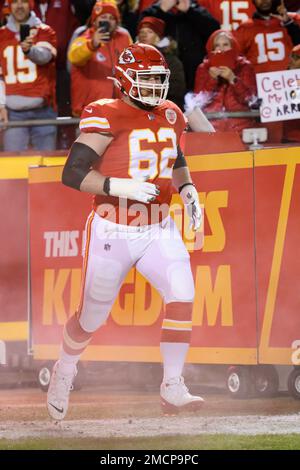 Kansas City Chiefs guard Joe Thuney (62) takes his stance during an NFL  football game against the Los Angeles Chargers, Sunday, Nov. 20, 2022, in  Inglewood, Calif. (AP Photo/Kyusung Gong Stock Photo - Alamy