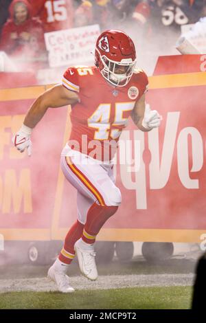 Las Vegas Raiders defensive end Maxx Crosby (98) warms up before an NFL  football game against the Denver Broncos in Denver, Sunday, Nov. 20, 2022.  (AP Photo/David Zalubowski Stock Photo - Alamy