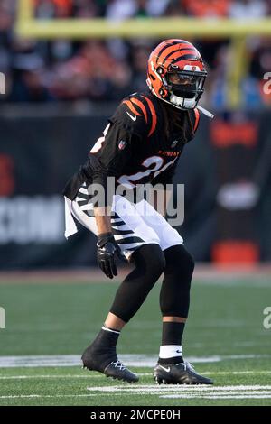 Cincinnati Bengals cornerback Vernon Hargreaves III (29) lines up