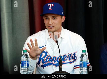 New Texas Rangers infielder Corey Seager kisses his wife Madysin