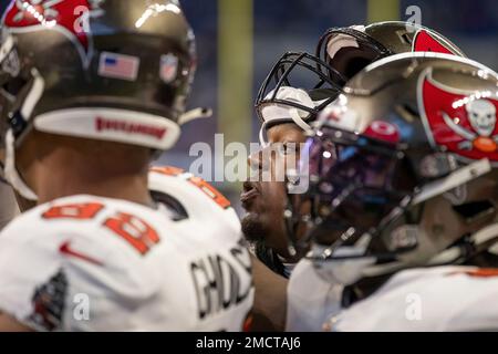 Nose tackle (96) Steve McLendon of the Tampa Bay Buccaneers