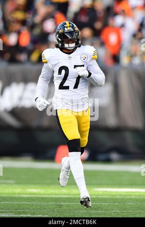 Pittsburgh Steelers linebacker Marcus Allen (27) runs out before