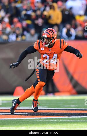 Baltimore Ravens tight end Mark Andrews (89) scores against Cincinnati  Bengals strong safety Vonn Bell (24) during the first half of an NFL  football game at M&T Bank Stadium in Baltimore, Maryland