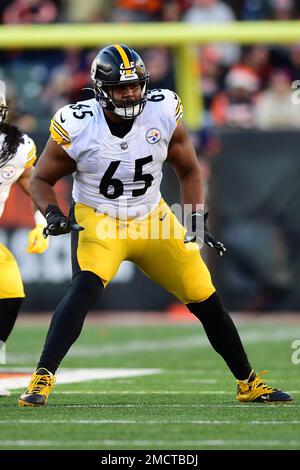 Pittsburgh Steelers offensive tackle Dan Moore Jr. (65) looks to make a  block during an NFL football game against the Cincinnati Bengals, Sunday,  Sep. 11, 2022, in Cincinnati. (AP Photo/Kirk Irwin Stock