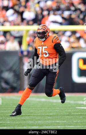 Cincinnati Bengals offensive tackle Isaiah Prince (75) lines up before the  snap during an NFL football game against the Arizona Cardinals, Friday,  Aug. 12, 2022, in Cincinnati. (AP Photo/Zach Bolinger Stock Photo - Alamy