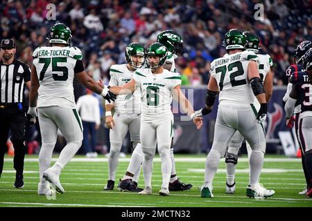 New York Jets guard Laurent Duvernay-Tardif (72) walks to the line of  scrimmage during an NFL football game against the New Orleans Saints,  Sunday, Dec. 12, 2021, in East Rutherford, N.J. (AP