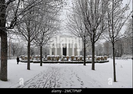 Vienna, Austria. 22nd January, 2023. The first snow in Vienna at the Public garden and Theseus Temple. Credit: Franz Perc/Alamy Live News Stock Photo