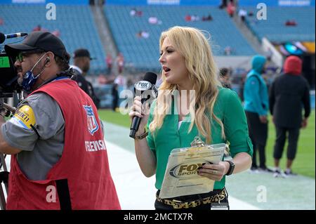 Fox Sports reporter Jen Hale during an NFL football game between the Los  Angeles Rams and the Arizona Cardinals, Sunday, Oct. 3, 2021, in Inglewood,  C Stock Photo - Alamy