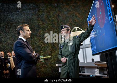 Mont De Marsan, France. 22nd Jan 2023. French President Emmanuel Macron attends thematic workshops and discusses with the military on the military base 118. He looks at military personnel training in flight simulators, in Mon-de-Marsan, France, on January 20, 2023. Photo by Ugo Amez/Pool/ABCAPRESS.COM Credit: Abaca Press/Alamy Live News Stock Photo