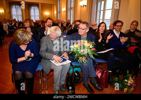 Barbara Klepsch und Andreas Reimann mit Ehemann Dieter Ramke bei der Preisverleihung des Lessing-Preises 2023 im Rathaus. Kamenz, 21.01.2023 Stock Photo