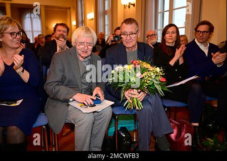 Andreas Reimann mit Ehemann Dieter Ramke bei der Preisverleihung des Lessing-Preises 2023 im Rathaus. Kamenz, 21.01.2023 Stock Photo