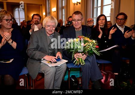 Andreas Reimann mit Ehemann Dieter Ramke bei der Preisverleihung des Lessing-Preises 2023 im Rathaus. Kamenz, 21.01.2023 Stock Photo