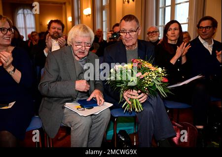 Andreas Reimann mit Ehemann Dieter Ramke bei der Preisverleihung des Lessing-Preises 2023 im Rathaus. Kamenz, 21.01.2023 Stock Photo