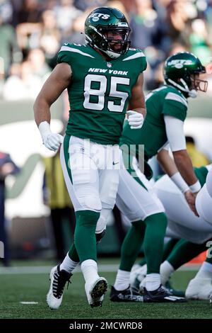 New York Jets tight end Trevon Wesco (85) runs against the Miami