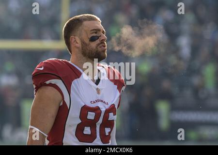 Tight end (86) Zach Ertz of the Arizona Cardinals warms up before playing  against the Green