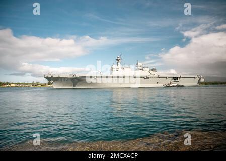 PEARL HARBOR (July 11, 2022) The Republic of Korea Navy amphibious assault ship ROKS Marado (LPH 6112) departs Pearl Harbor to begin the at-sea phase of Rim of the Pacific (RIMPAC) 2022. Twenty-six nations, 38 ships, four submarines, more than 170 aircraft and 25,000 personnel are participating in RIMPAC from June 29 to Aug. 4 in and around the Hawaiian Islands and Southern California. The world's largest international maritime exercise, RIMPAC provides a unique training opportunity while fostering and sustaining cooperative relationships among participants critical to ensuring the safety of s Stock Photo