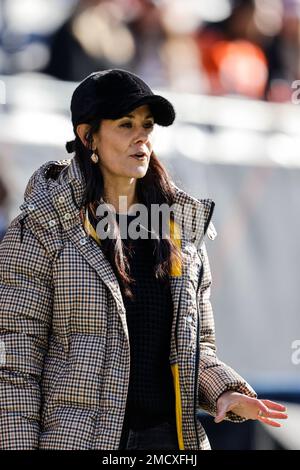 CBS reporter Tracy Wolfson reports from the sideline during an NFL football  game between the Buffalo Bills and Dallas Cowboys in Arlington, Texas,  Thursday, Nov. 28, 2019. (AP Photo/Michael Ainsworth Stock Photo 