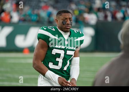 Atlanta Falcons tight end Kyle Pitts (8) outruns New York Jets cornerback  Bryce Hall (37) during an NFL International Series game at Tottenham  Hotspur Stock Photo - Alamy